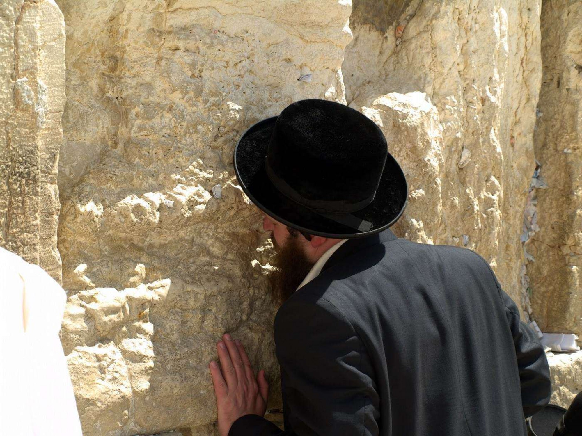 spell wasteland surround Ierusalim: seceta îndeamnă la rugăciune. Evreii sefarzi se roagă la Zidul  Plângerii pentru ploaie - România Liberă