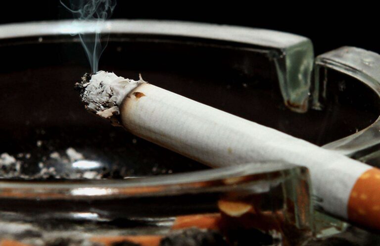 Proiect adoptat de Senat: Minorii nu mai au voie să fumeze în spații publice