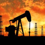 Prețul petrolului ar putea urca până la 100 de dolari pe baril în 2022