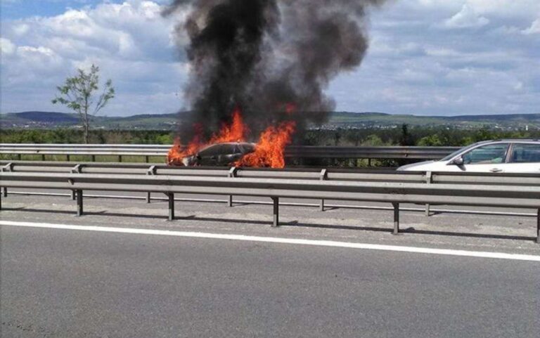 O mașină a luat foc pe A1 București-Pitești