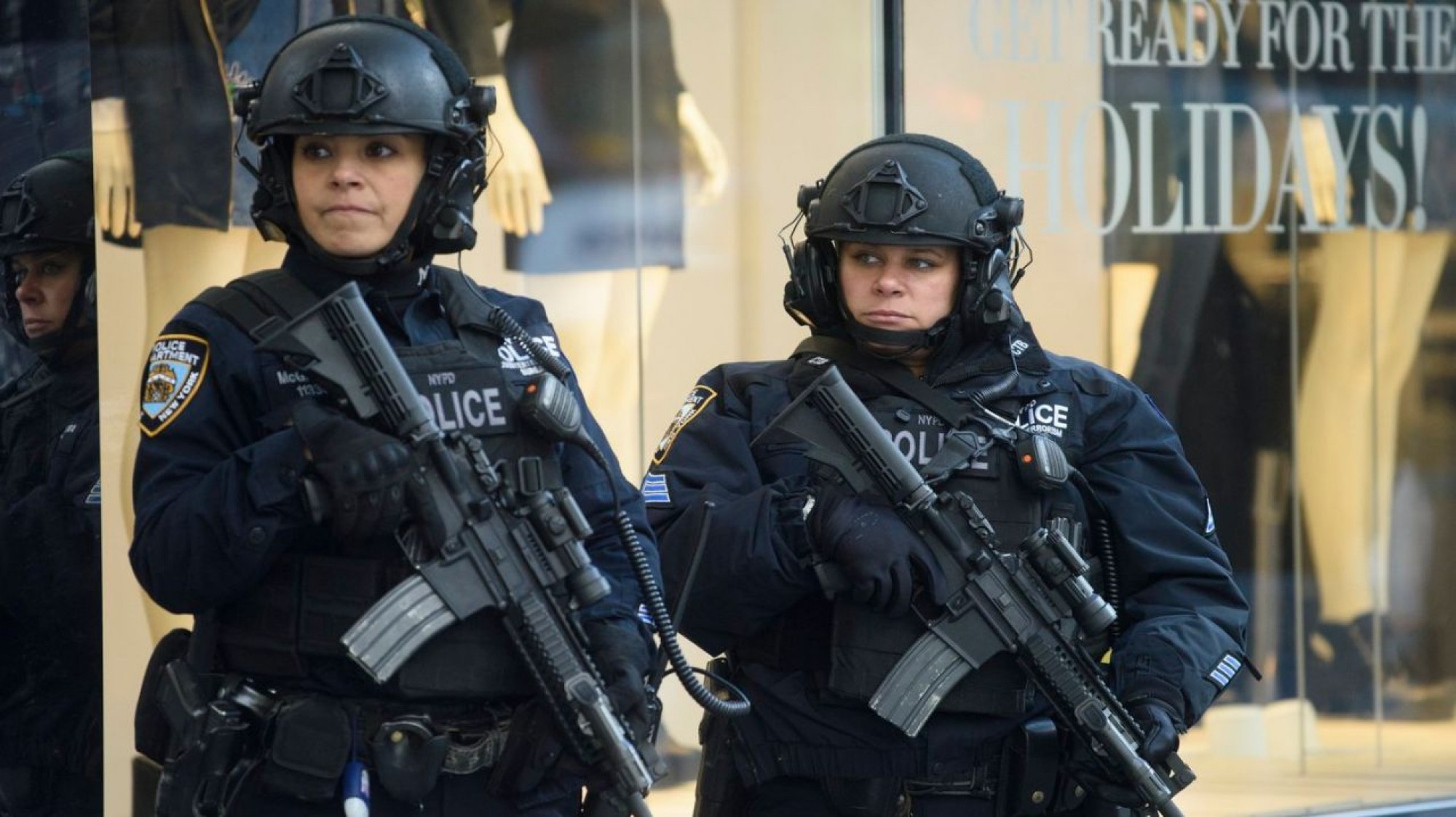 Swat kuwait. Полицейский спецназ NYPD. NYPD esu SWAT. NYPD SWAT 90. Женщины в SWAT.