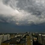 Cod portocaliu de furtuni și ploi torențiale în 16 județe. HARTA
