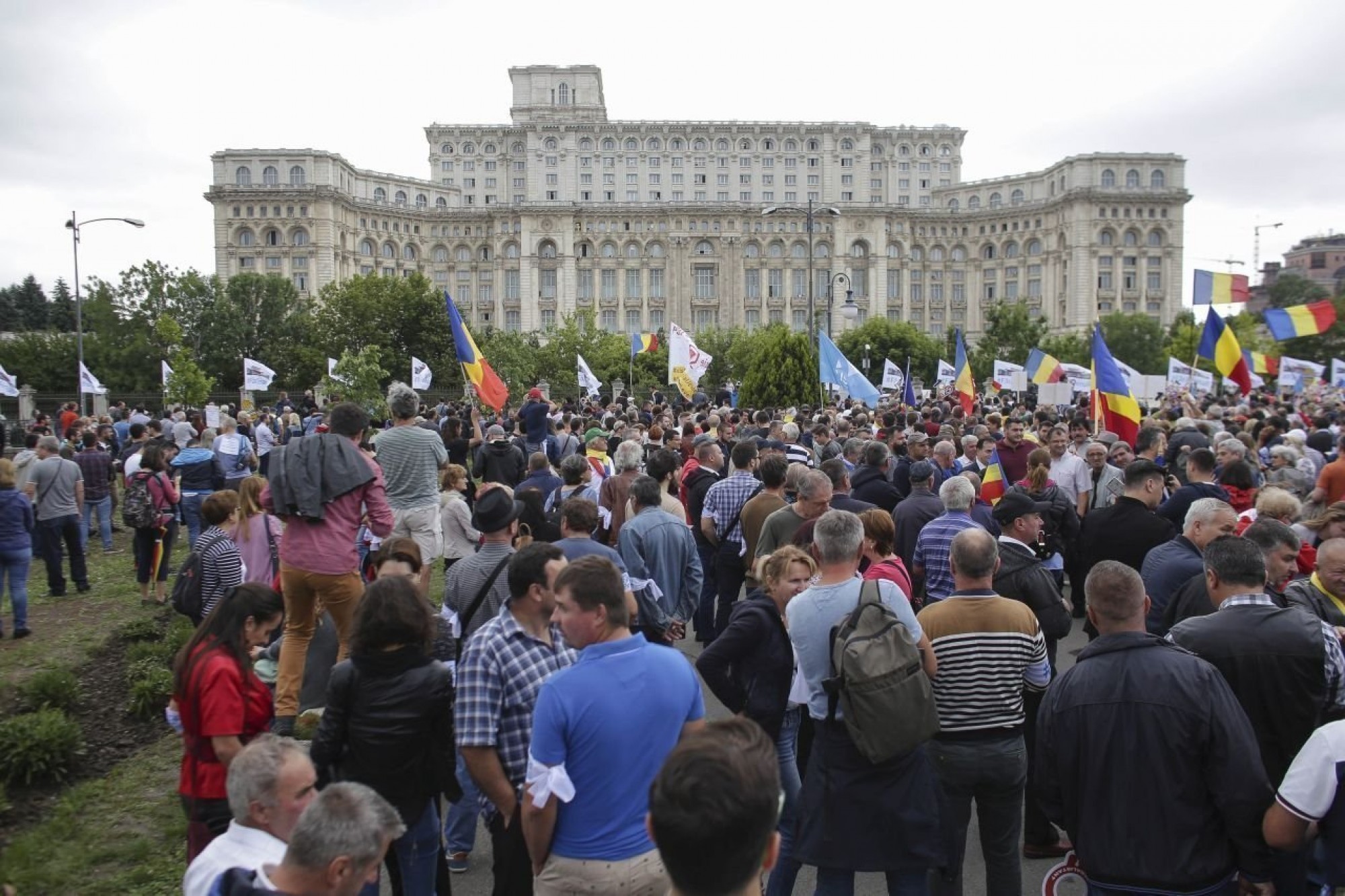 FOTO Protest și contraprotest la Palatul Parlamentului. Circulația este  blocată - România Liberă