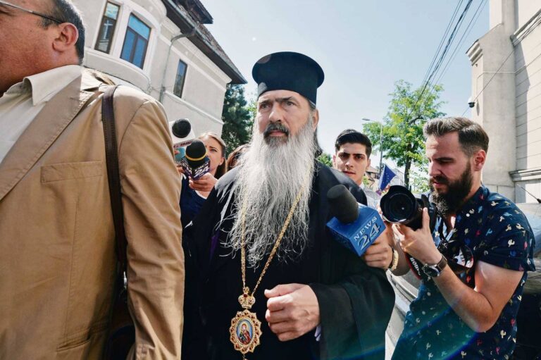 Arhiepiscopul Tomisului, Teodosie, a sfințit noile cruci ale unei biserici de pe o macara