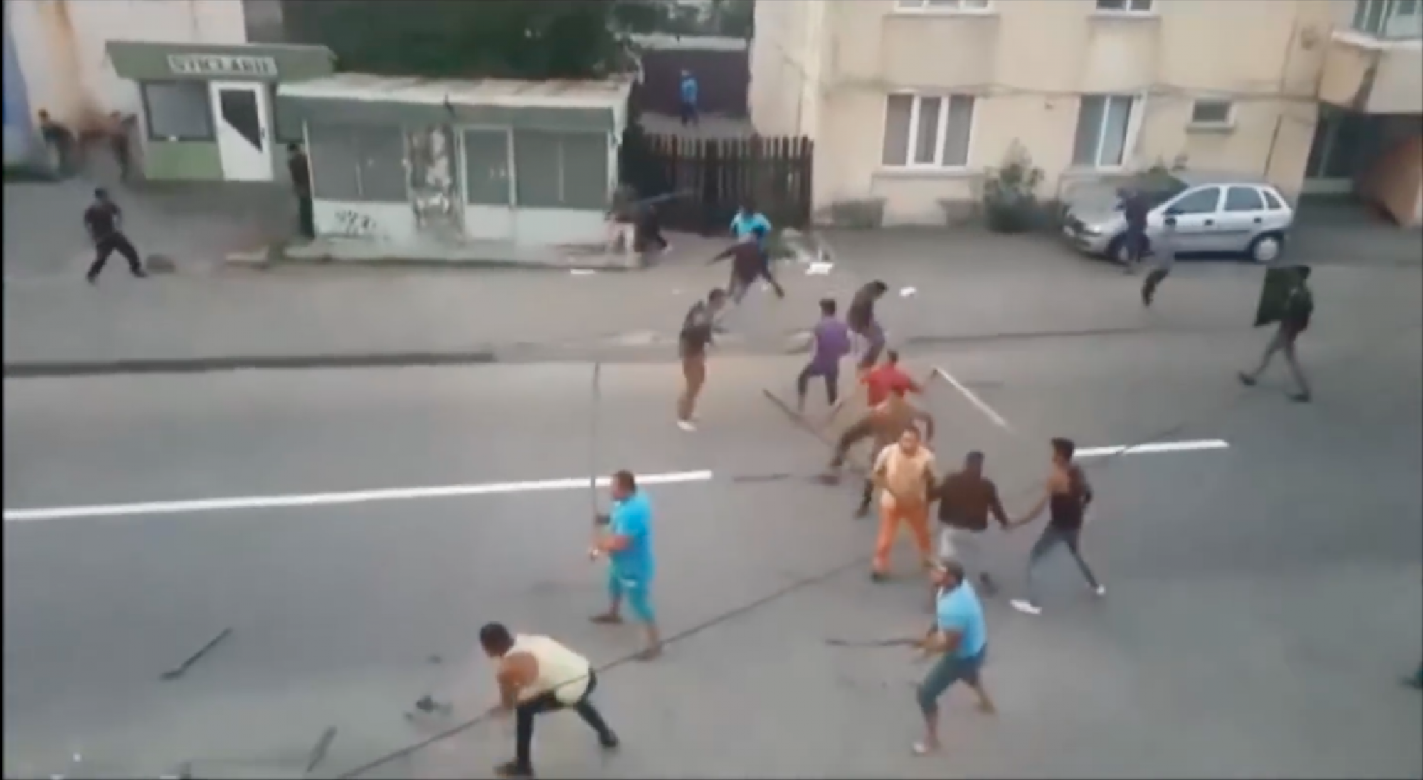 VIDEO Lupte de la Târgu Neamț. Două clanuri de romi s-au luat la bătaie - România Liberă
