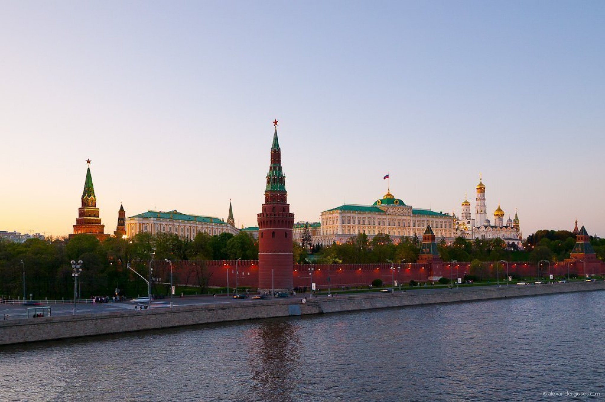 The world kremlin. Московский Кремль Moscow Kremlin. Кремль панорама. Москва летом.