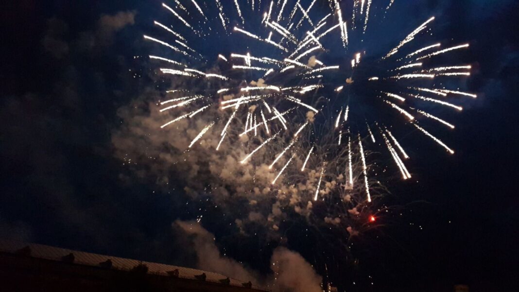 Paris artificii Anul Nou Omicron