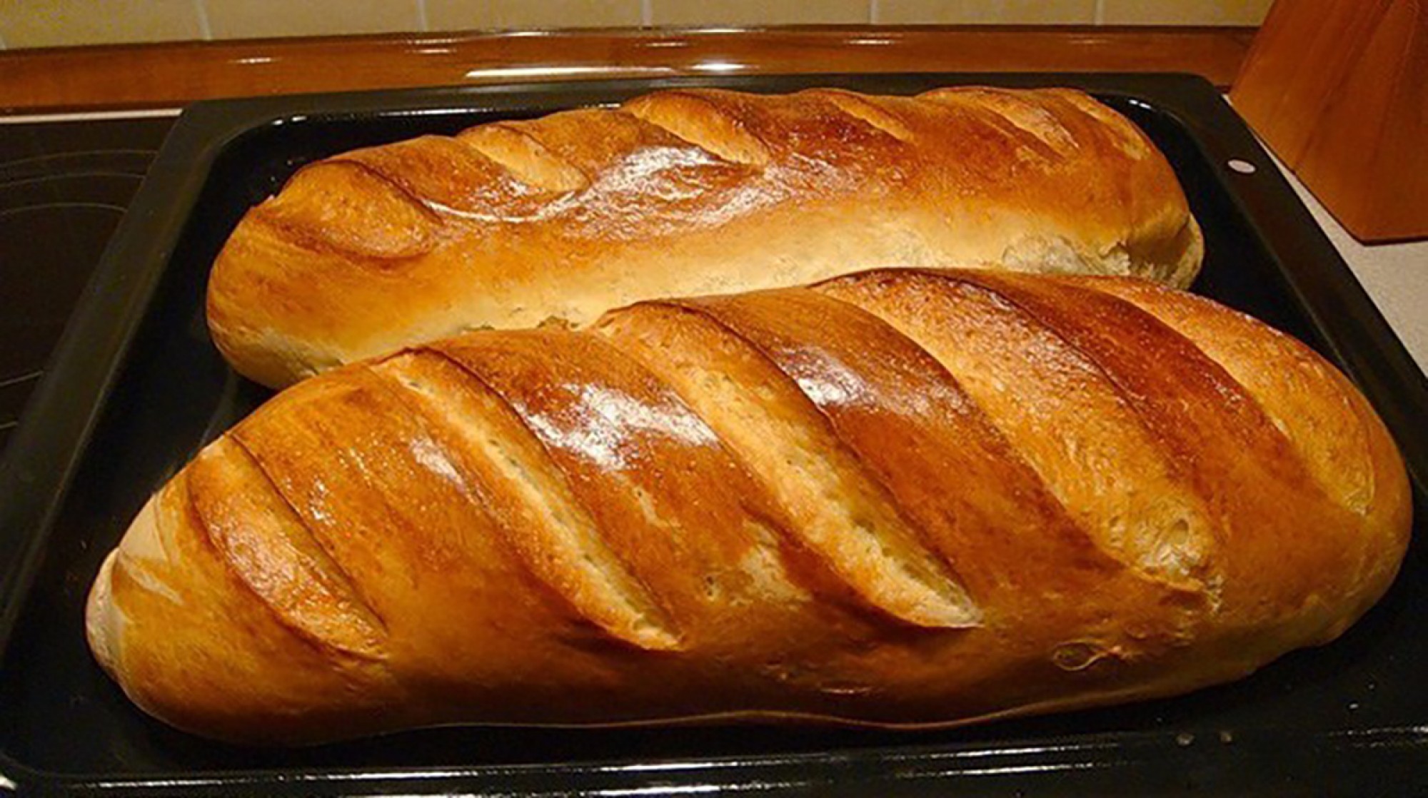 Хлеб своими руками в духовке. Батон домашний. Домашние батоны в духовке. Батон вкусный. Хлеб в духовке батоны.