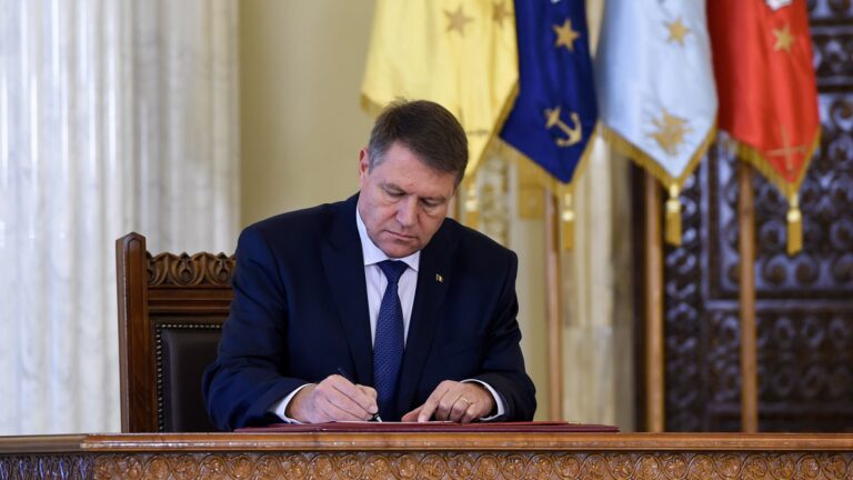 Klaus Iohannis a promulgat legea privind unele măsuri fiscal bugetare