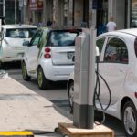 Studiu: Jumătate dintre români vor să-şi cumpere maşini electrice