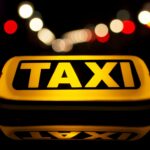 Un taximetrist a fost bătut de doi clienți, care i-au furat mașina