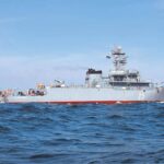 O navă militară și un elicopter caută o mină marină în apele României