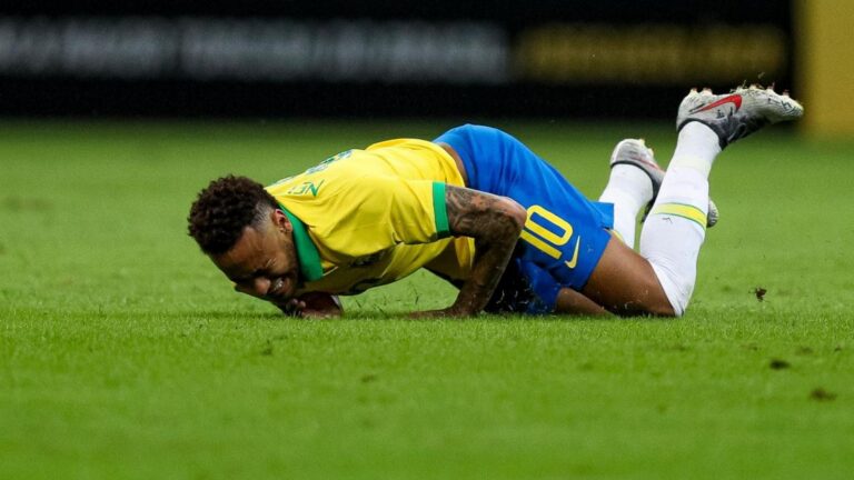 Continuă blestemul accidentărilor pentru Neymar! Brazilianul, scos de pe teren în lacrimi