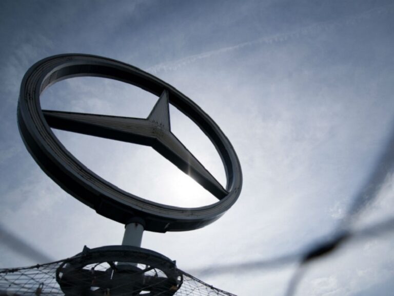 Mercedes se pregătește să investească miliarde de dolari în fabricile de vehicule electrice