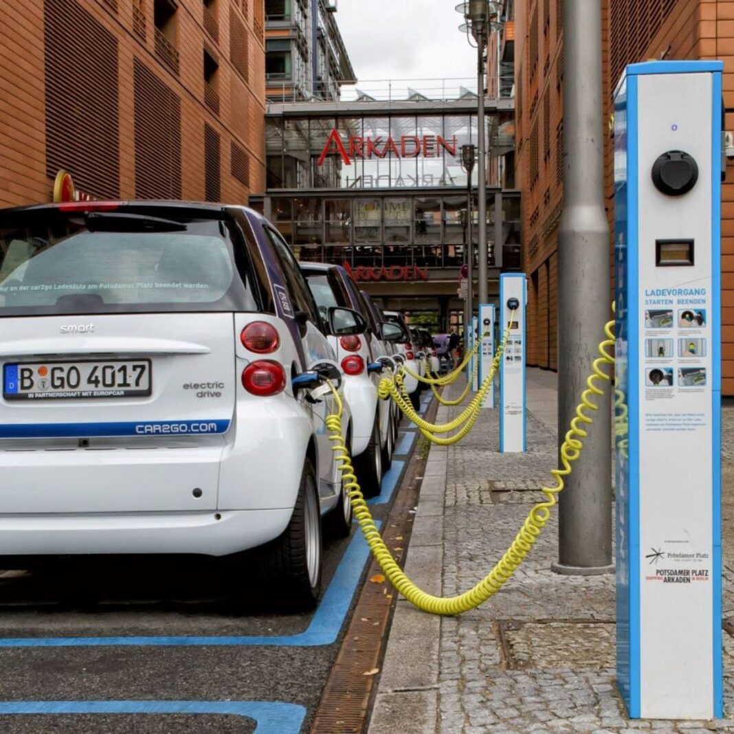 Stațiile pentru mașini electrice vor fi obligatorii în Marea Britanie