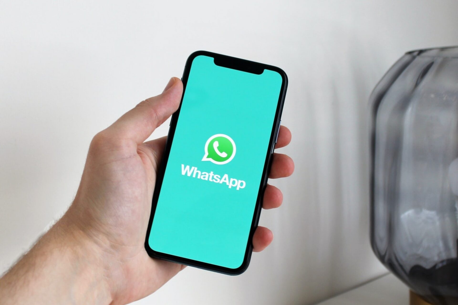 Actualizare uriașă pentru WhatsApp! Ce se întâmplă cu grupurile din