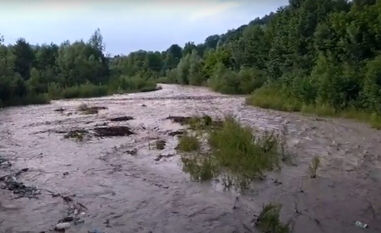 Cod galben de inundații pe râuri din șase județe. HARTA