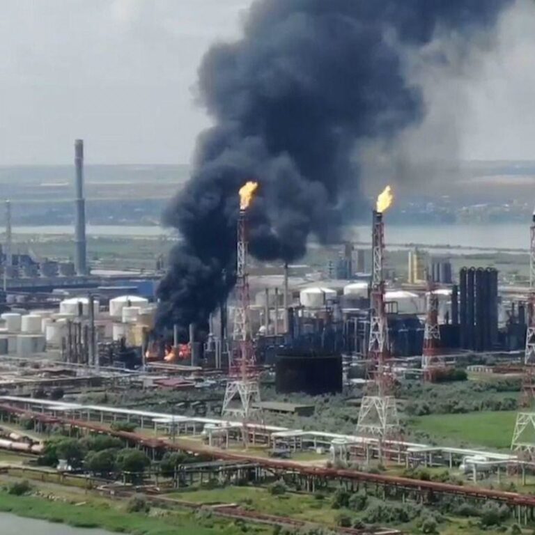 Un atac cu drone rusești a incendiat rafinăria de petrol Kremenchuk din centrul Ucrainei