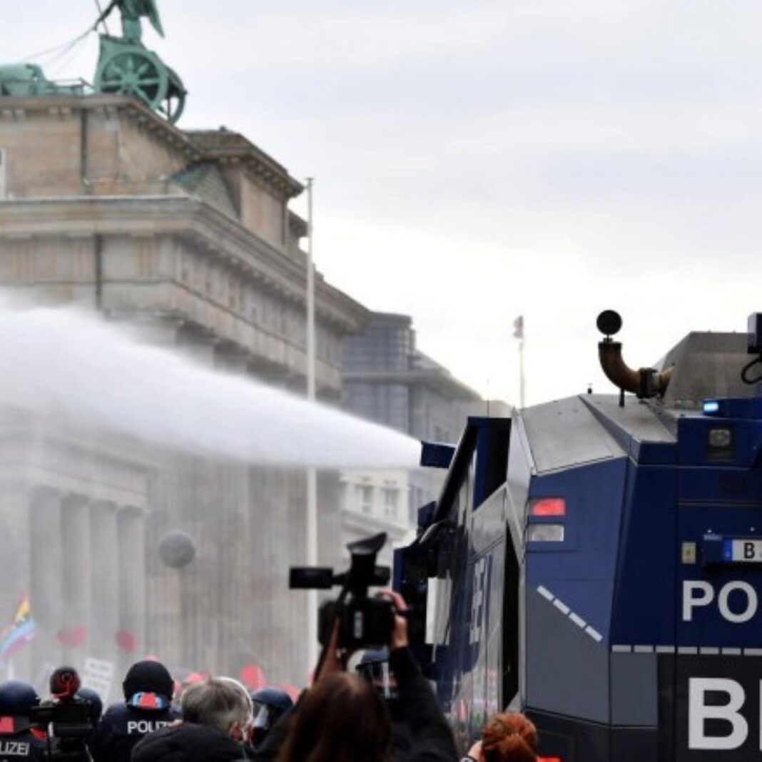 Proteste violente Germania restricţiile antiepidemice