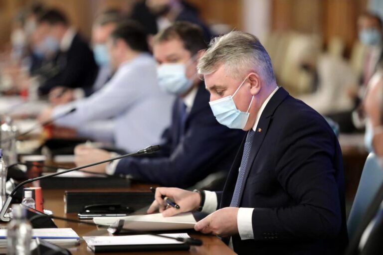 Deputații discută moțiunea contra lui Bode: “România merită mai mult decât hoţi în funcţii publice”