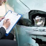 Românii preferă să încheie cu un broker o poliță de asigurare