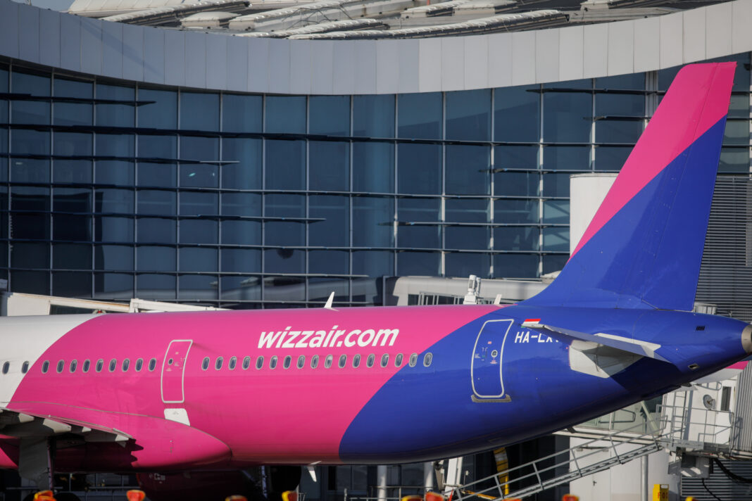 Avion Wizz Air pe aeroportul Otopeni