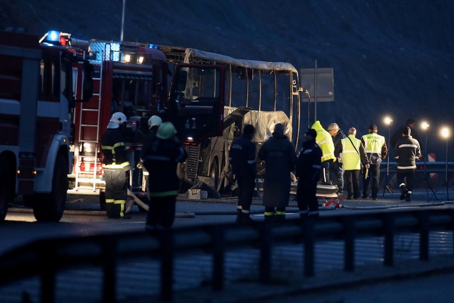 45 de persoane au murit într-un autocar cuprins de flăcări pe o autostradă din Bulgaria