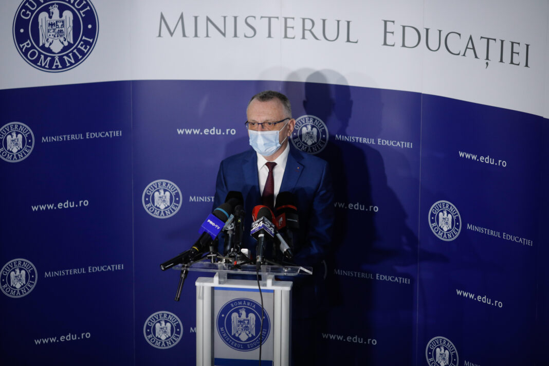 Sorin Cîmpeanu susține o conferință de presă