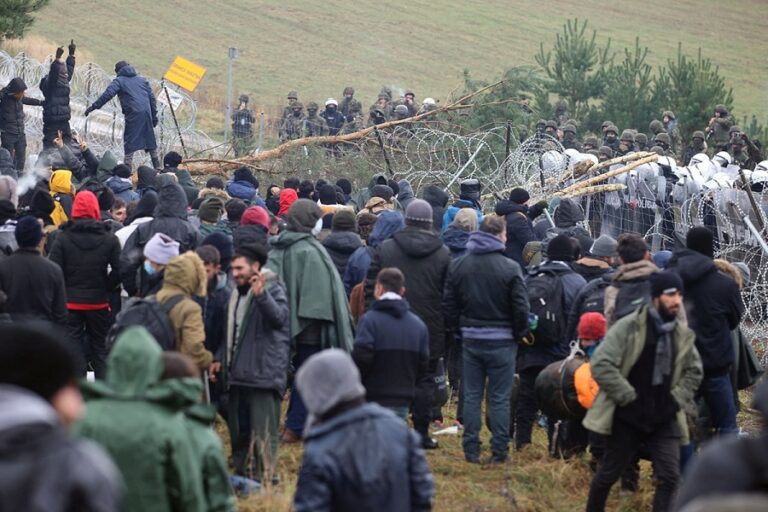 Mii de migranți forțează trecerea graniței dintre Polonia și Belarus