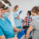 Autoritățile insistă pe vaccinarea copiilor, dar au amânat din cauza banilor