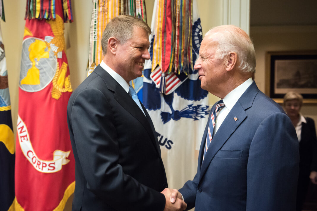 Pre;edintele Biden discută cu președintele Iohannis