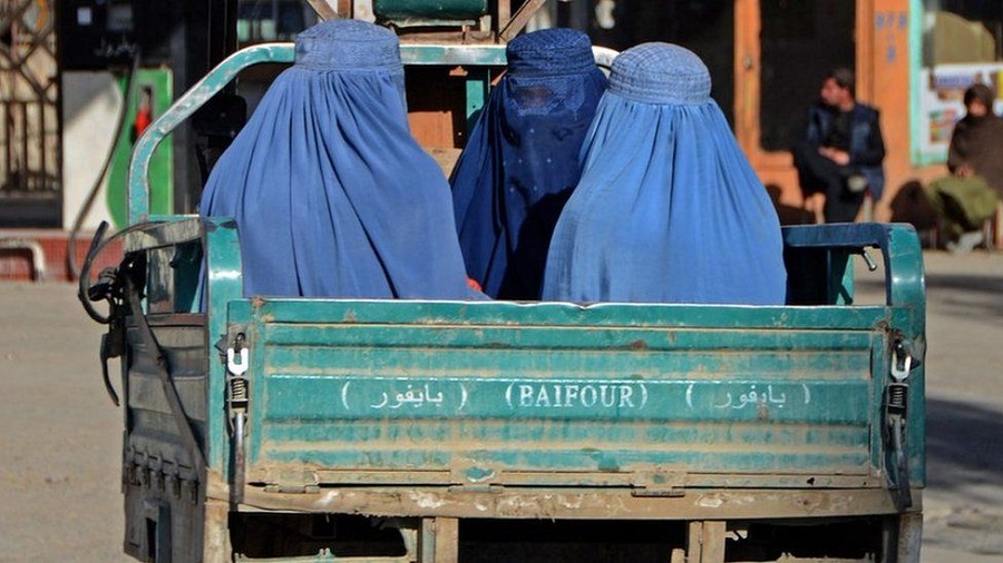 Talibanii limitează drepturile femeilor la o viață independentă