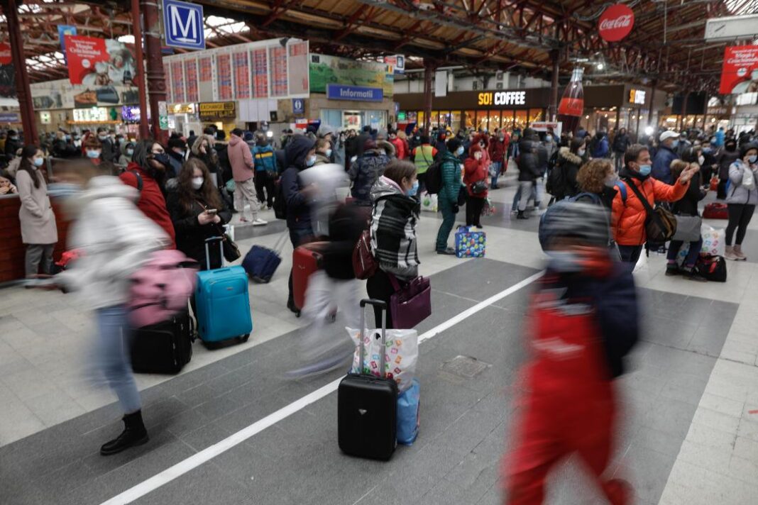 Imagini Gara de Nord. Călătorii au așteptat ore în șir plecarea trenurilor