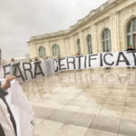 Protest la Palatul Parlamentului împotriva certificatului verde. Peste 500 de persoane strigă „Libertate”