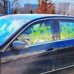 Cum arată mașinile vandalizate de la Parlament. Simpatizanții AUR le-au distrus cu vopsea