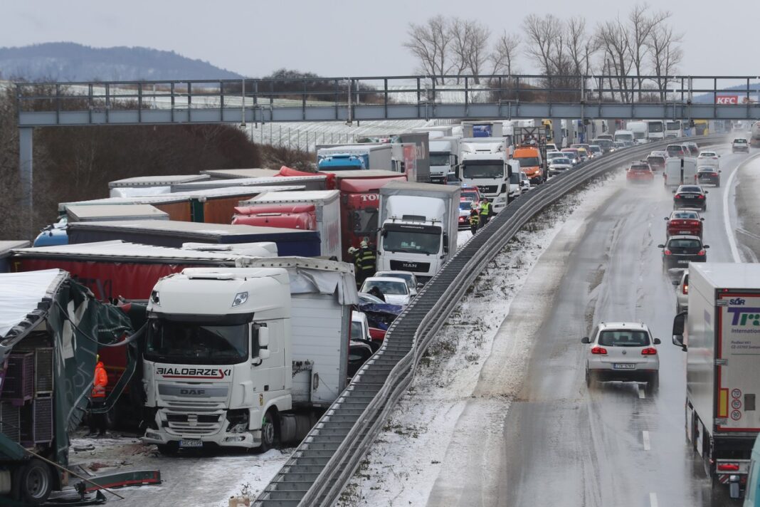 Condițiile meteo nefavorabile au dus la un carambol pe una dintre autostrăzile principale din Cehia