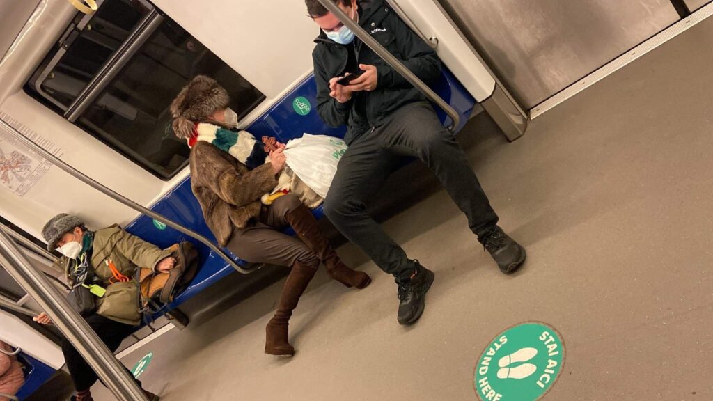 Incident metrou Lujerului/Imagine cu femeia care a împins călătorii spre șine