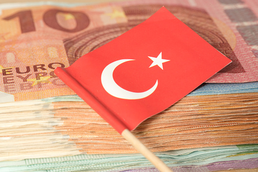 Inflația din Turcia ar putea ajunge la 50% până la primăvară, cred specialiștii