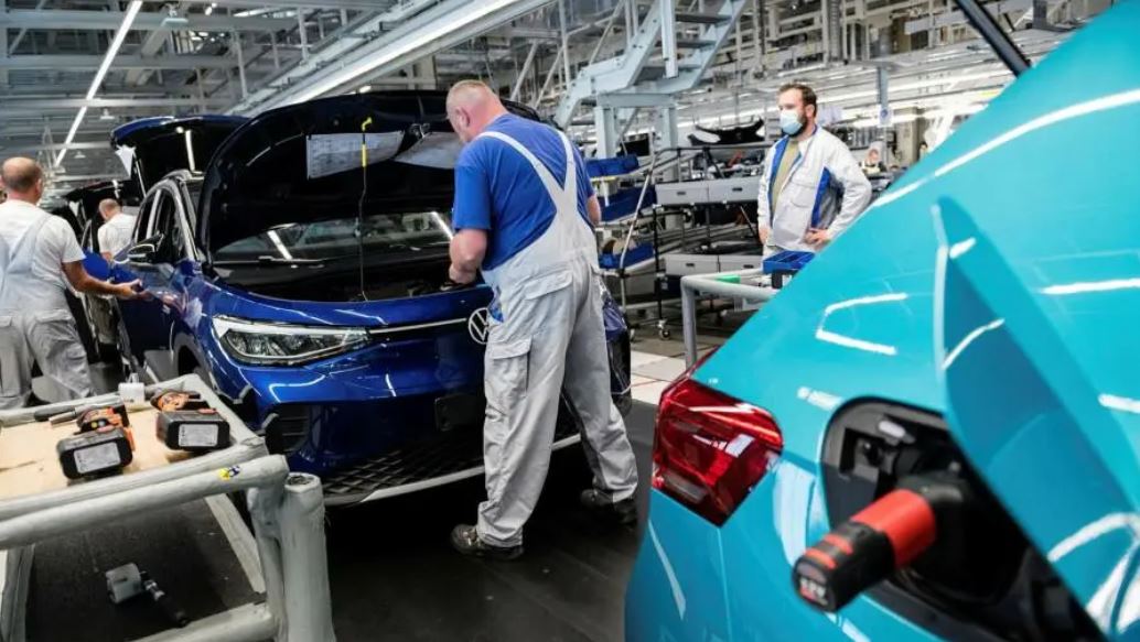 Mai mult de o cincime dintre mașinile noi vândute pe 18 piețe europene, inclusiv Marea Britanie, erau alimentate cu baterii