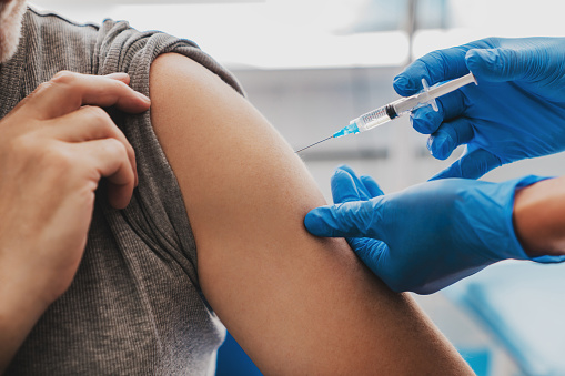 Noile restricții pentru persoanele nevaccinate vor intra în vigoare de luni în Franța