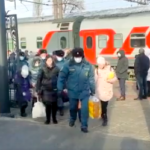 Locuitorii din Donbas se aruncă în tren și pleacă unde văd cu ochii – VIDEO
