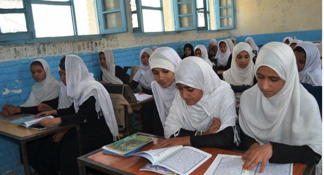 Talibanii au permis universităților din Afganistan să le primească pe femei la cursuri