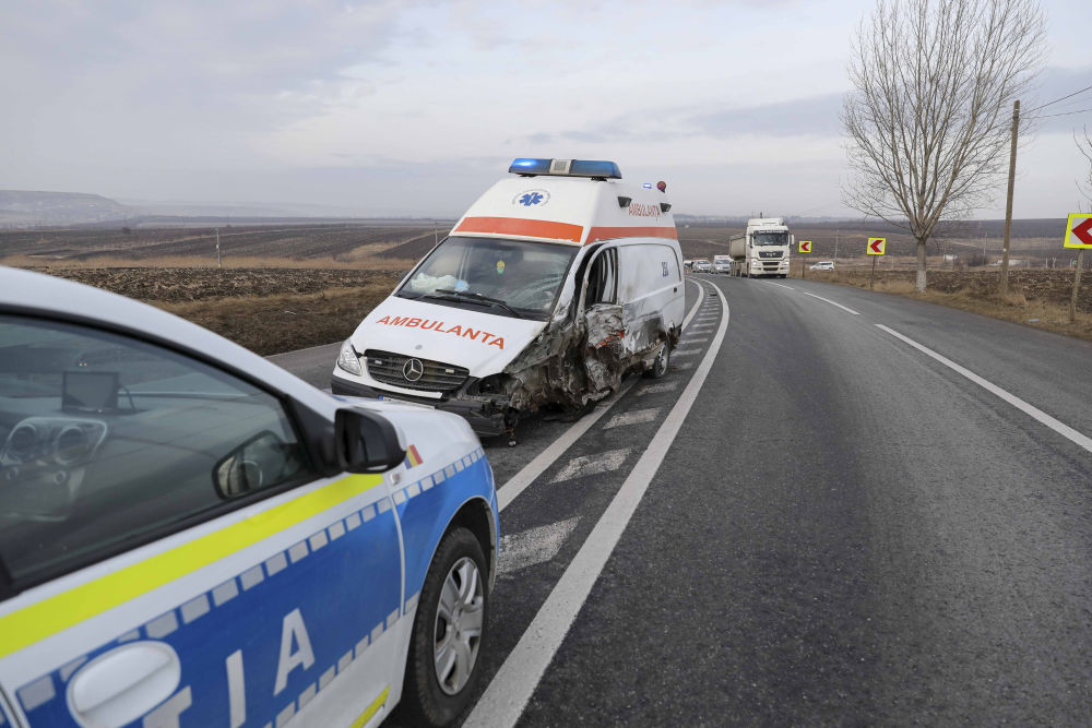 Gravida rănită în accidentul de la Iași era transportată cu o ambulanță la spital