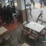 Zeci de suporteri s-au luat la bătaie pe o terasă. Scene de groază -FOTO