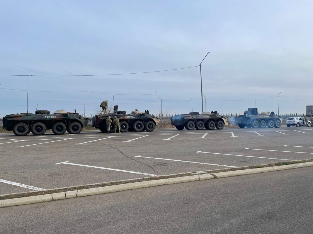 Armata trimite mașini blindate în Dobrogea