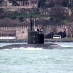 Un submarin rusesc navighează prin Istanbul