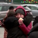 O fată își îmbrățișează un prieten drag care a fugit de ruși