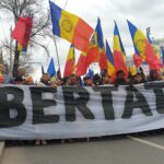 Protest AUR în București: „Jos Iohannis”. În același timp, Europa iese în stradă împotriva războiului din Ucraina