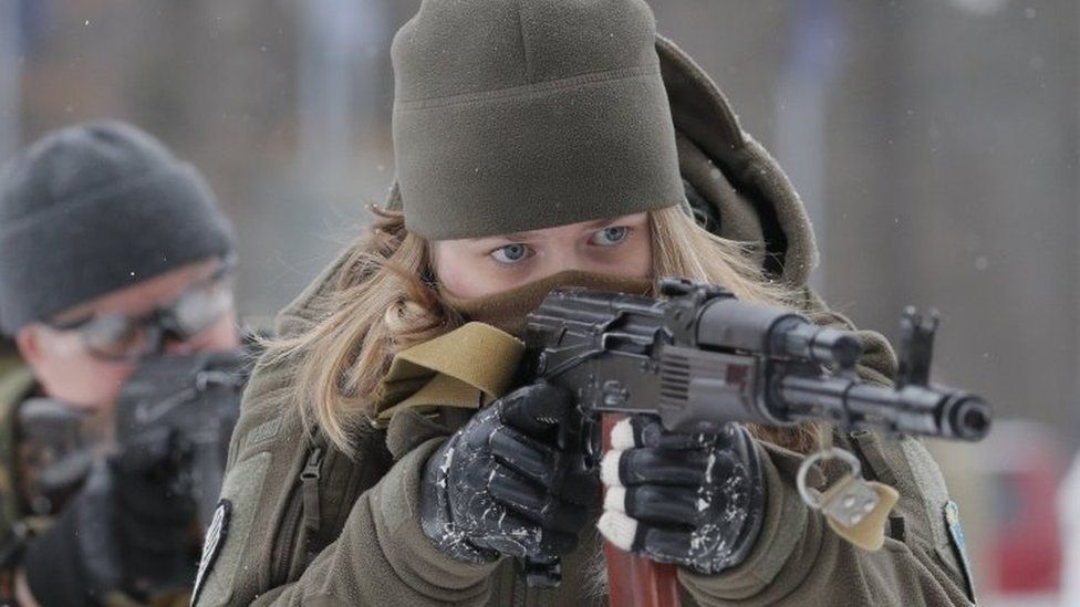 Traian Băsescu Putin/Femeie soldat care trage cu arma