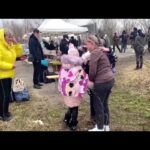 VIDEO: Momente emoționante – O mamă își salvează copiii de la granița cu Ucraina. Tatăl a rămas să își apere țara